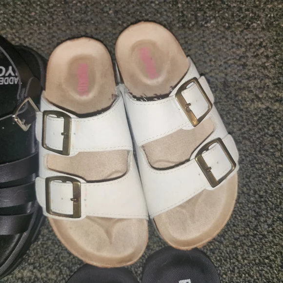 6 little girls size 1 shoes/sandals - Picture 4 of 7
